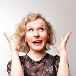 20:00 Maria Vollmer – Vorpremiere – Plätzchen, Pillen & Posaunen